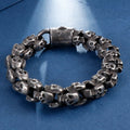 Armband mit mehreren Totenköpfen im schwarzen Gothic-Stil