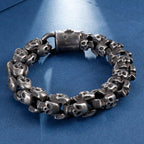 Armband mit mehreren Totenköpfen im schwarzen Gothic-Stil