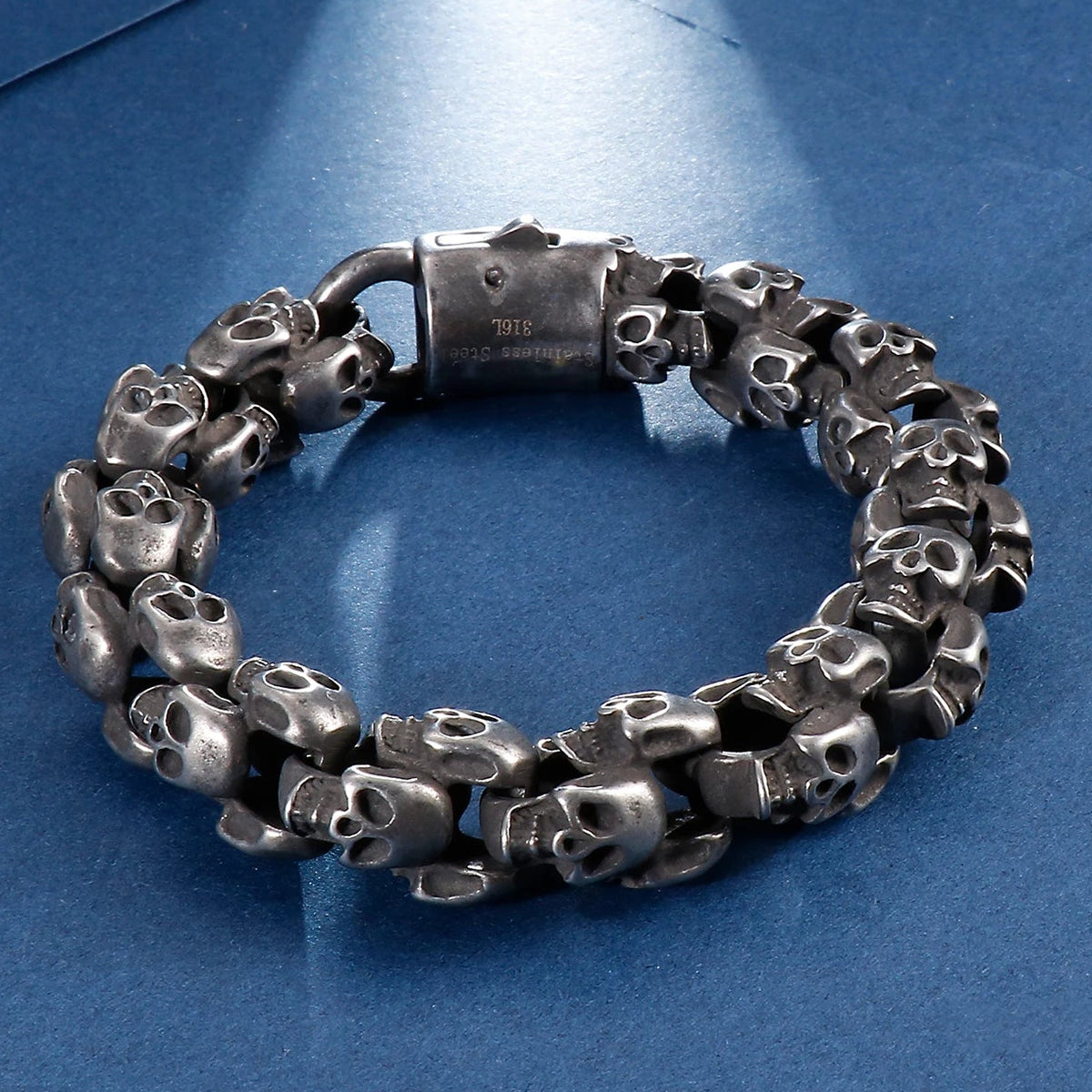 Pulseira com múltiplas caveiras estilo gótico preta