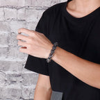 Armband mit mehreren Totenköpfen im schwarzen Gothic-Stil