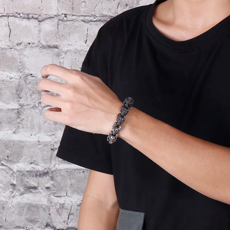 Pulseira com múltiplas caveiras estilo gótico preta