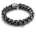 Armband mit mehreren Totenköpfen im schwarzen Gothic-Stil