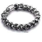 Armband mit mehreren Totenköpfen im silbernen Gothic-Stil