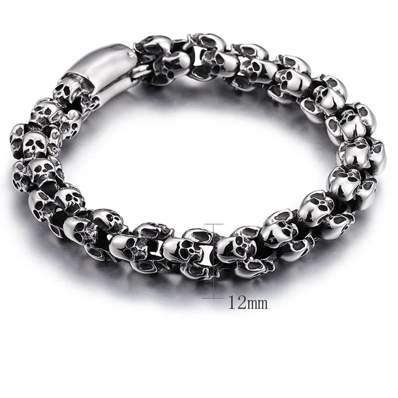 Pulseira com múltiplas caveiras estilo gótico prateada