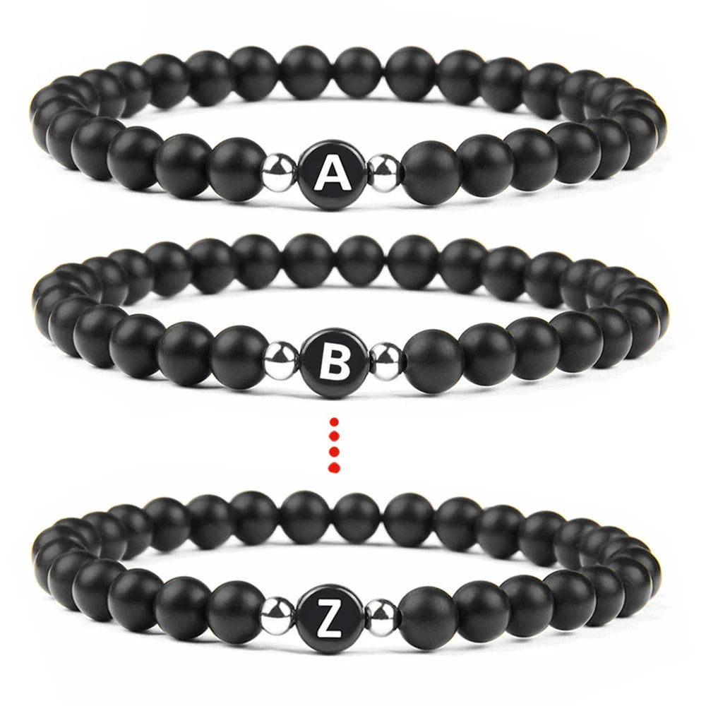 Sort armbånd med initial