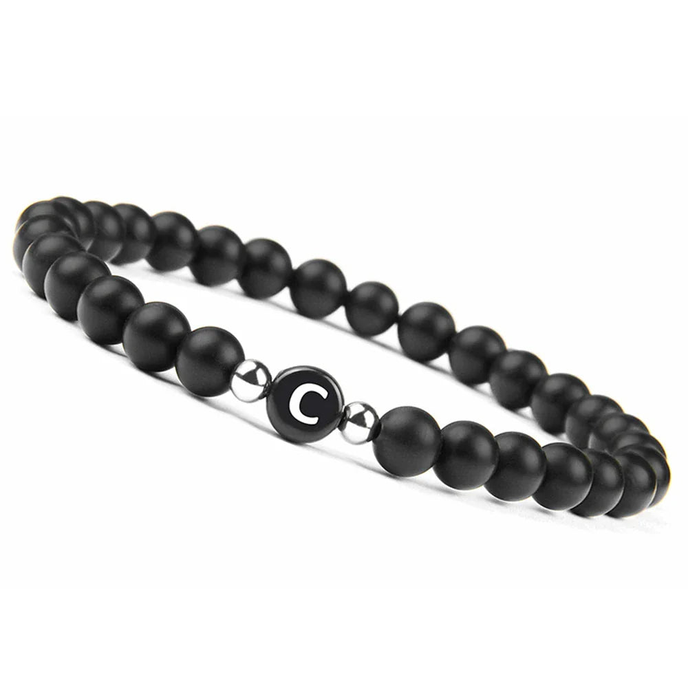 Sort armbånd med initial c