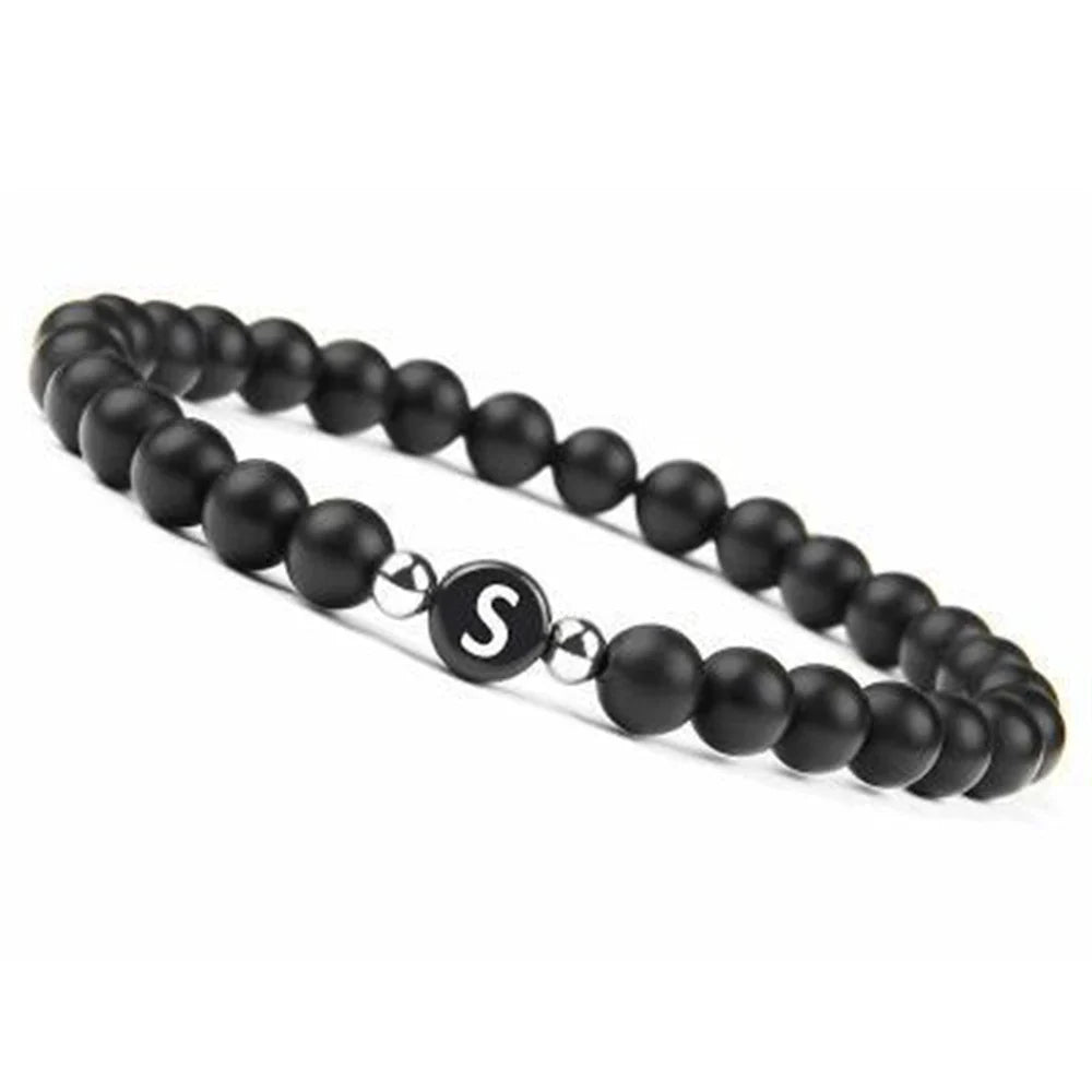 Sort armbånd med initial s