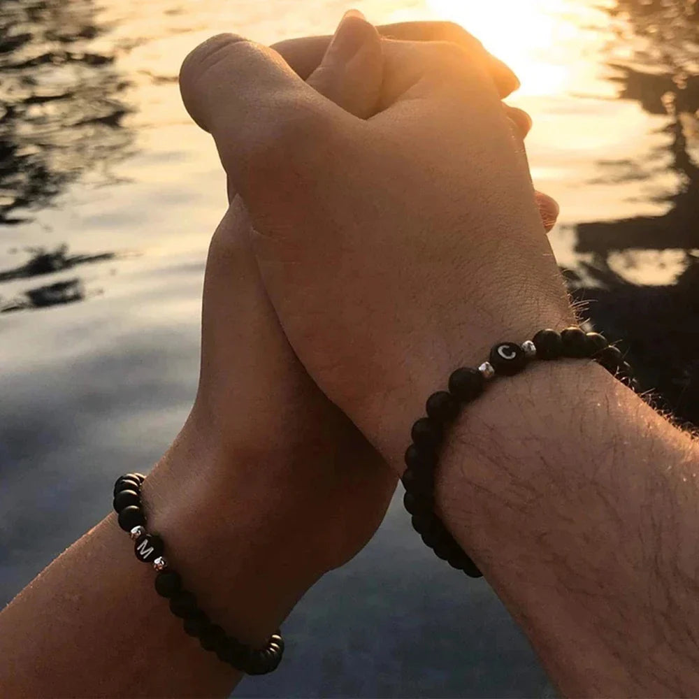 Sort armbånd med initial c
