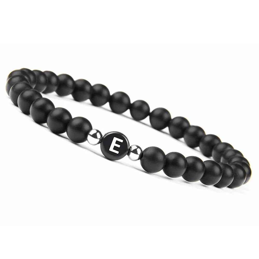 Sort armbånd med initial e