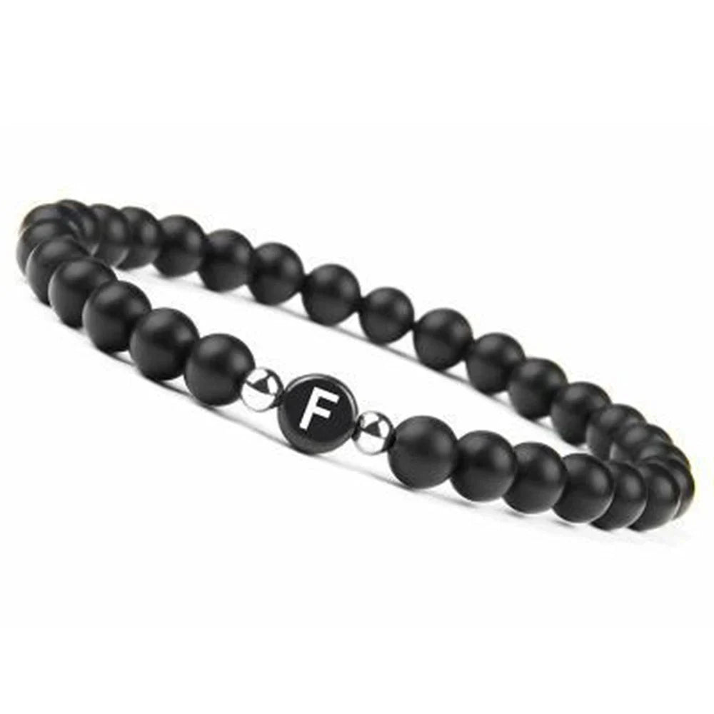 Sort armbånd med initial f
