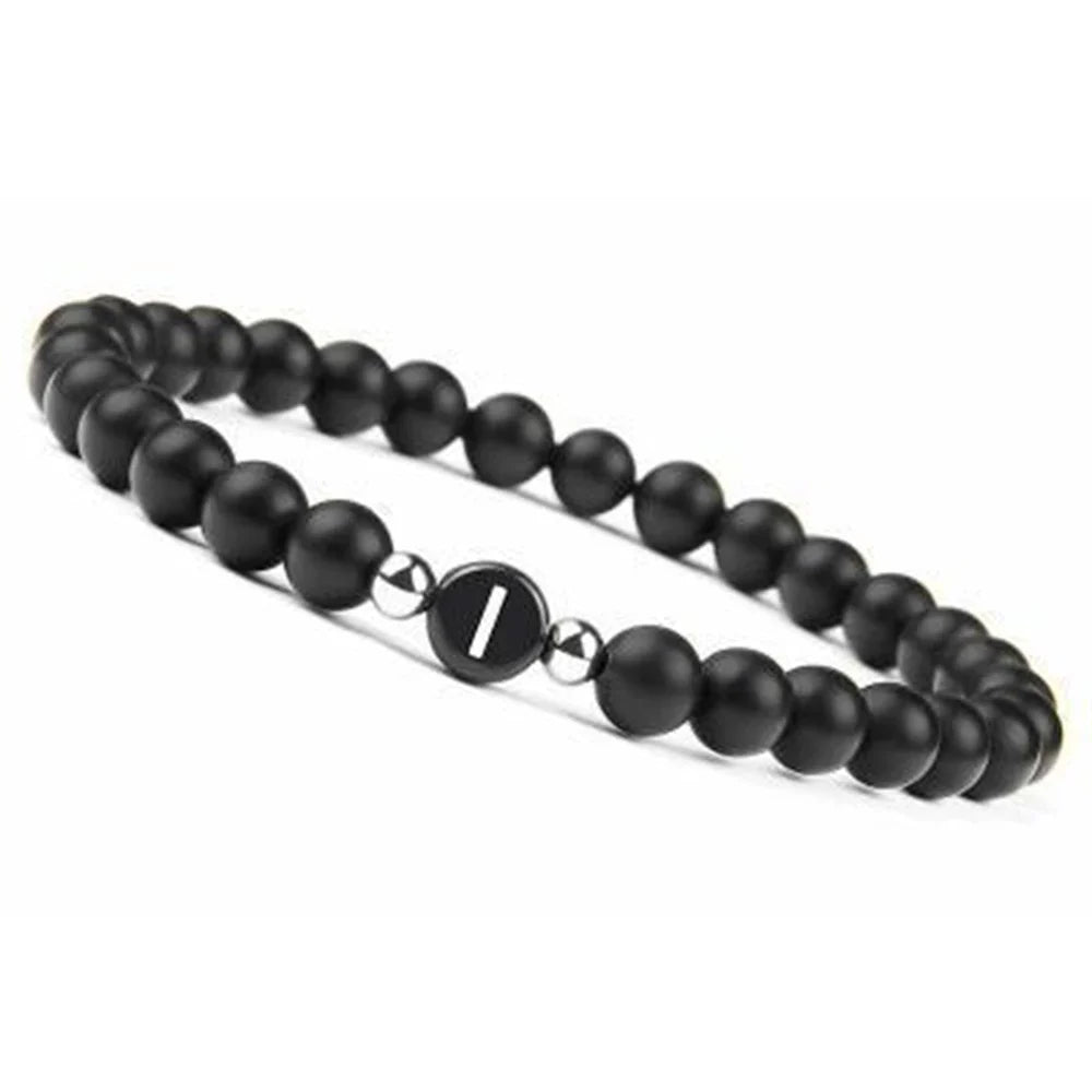 Sort armbånd med initial i