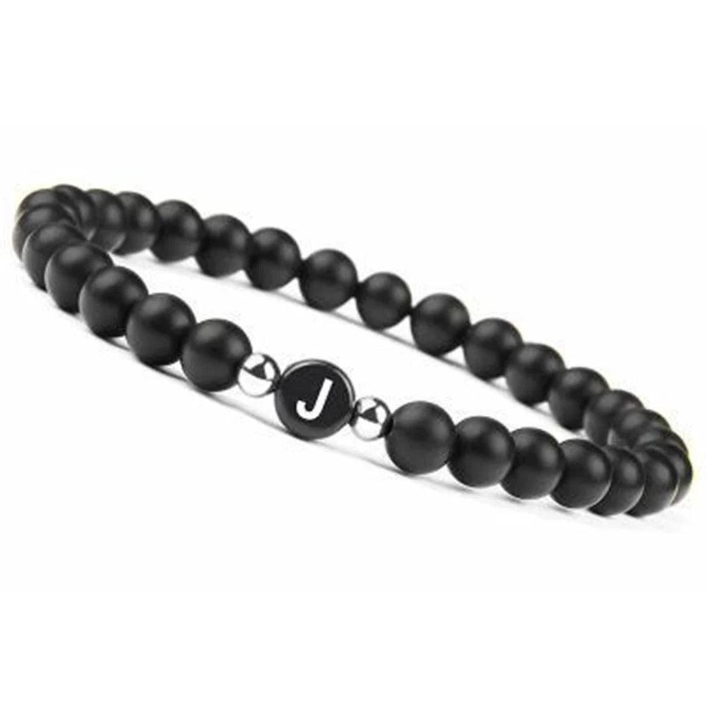 Sort armbånd med initial j