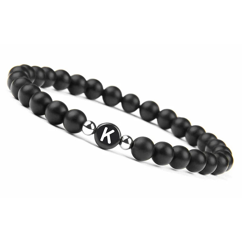 Sort armbånd med initial k