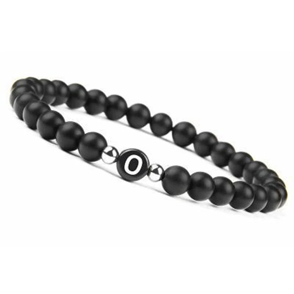 Sort armbånd med initial o