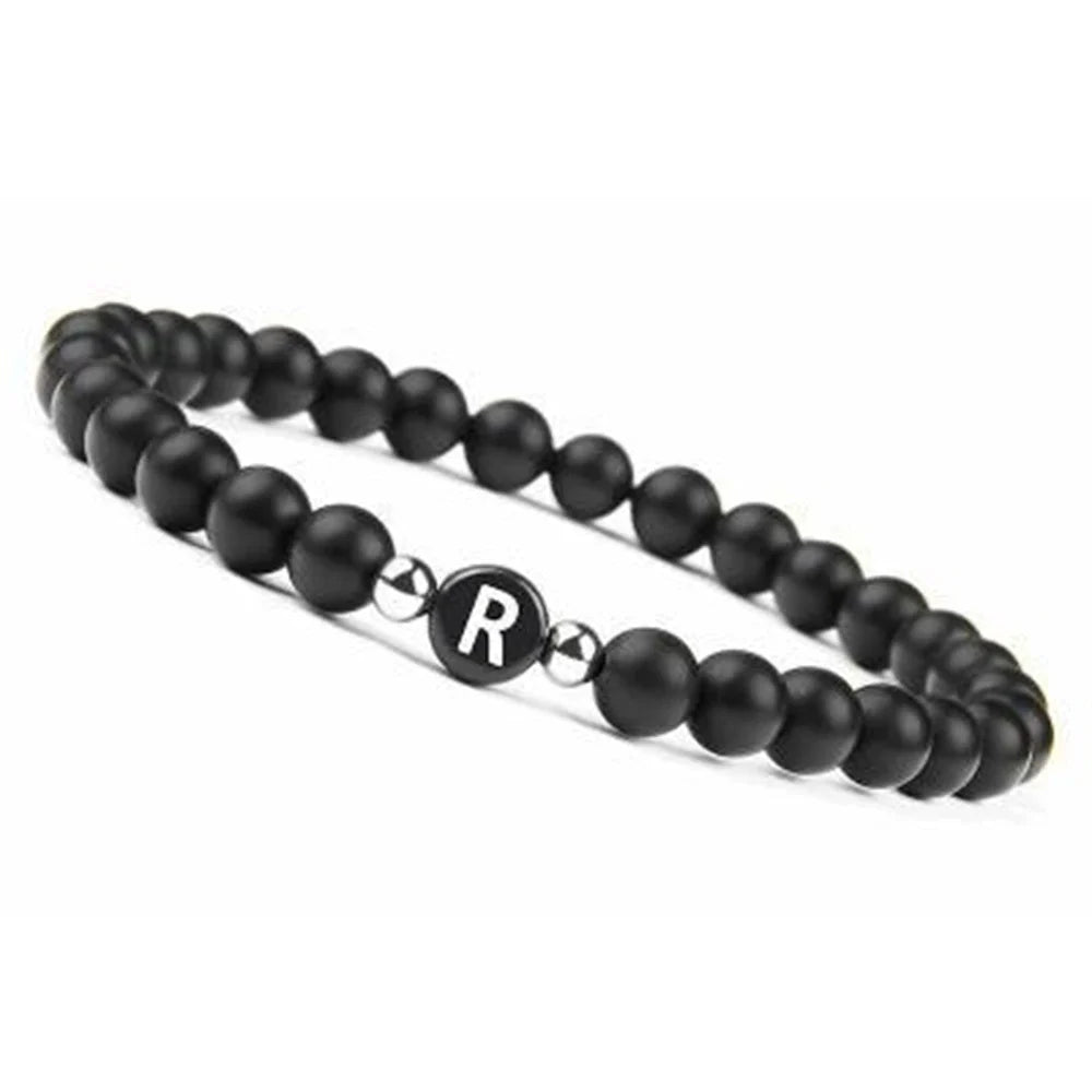 Sort armbånd med initial r