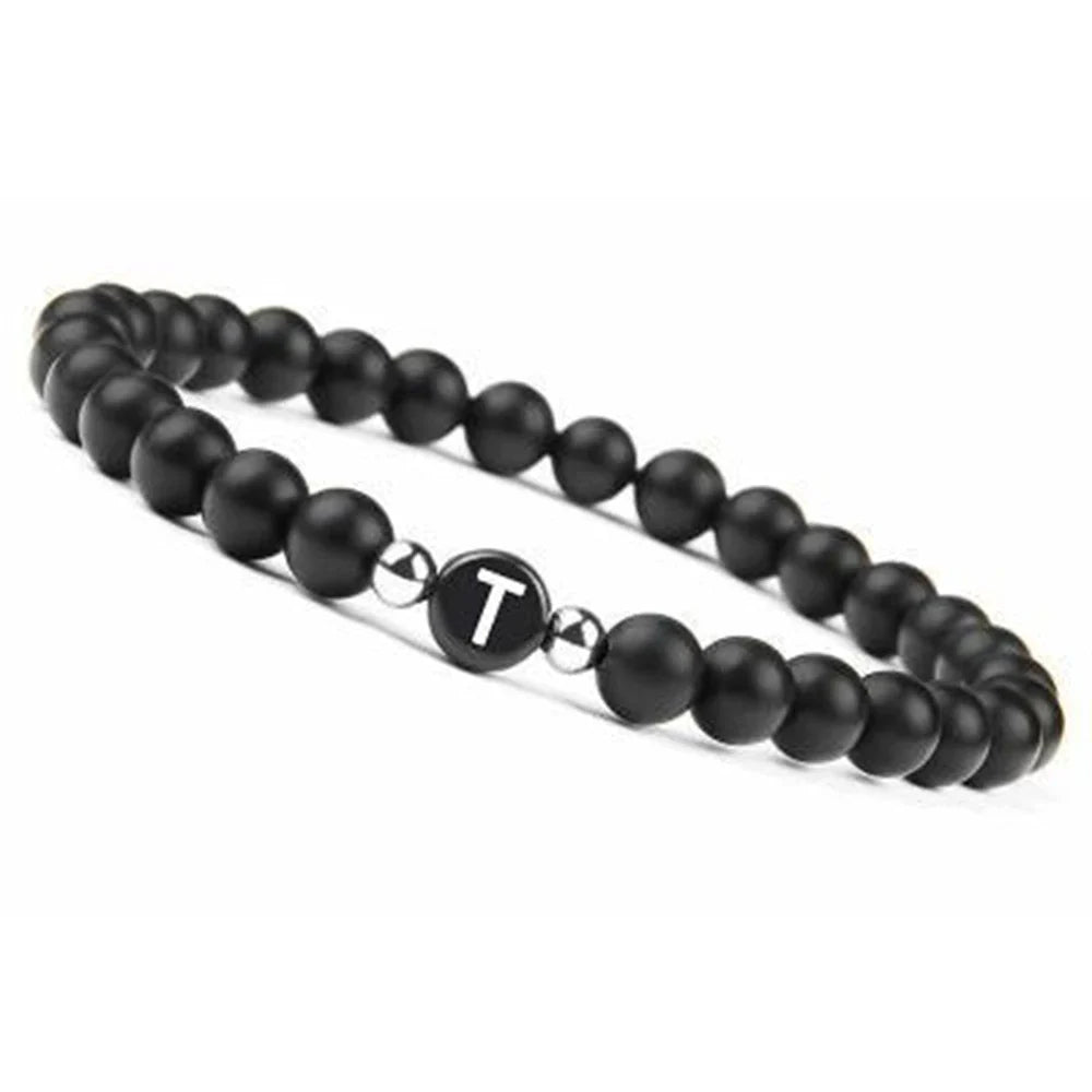 Sort armbånd med initial t