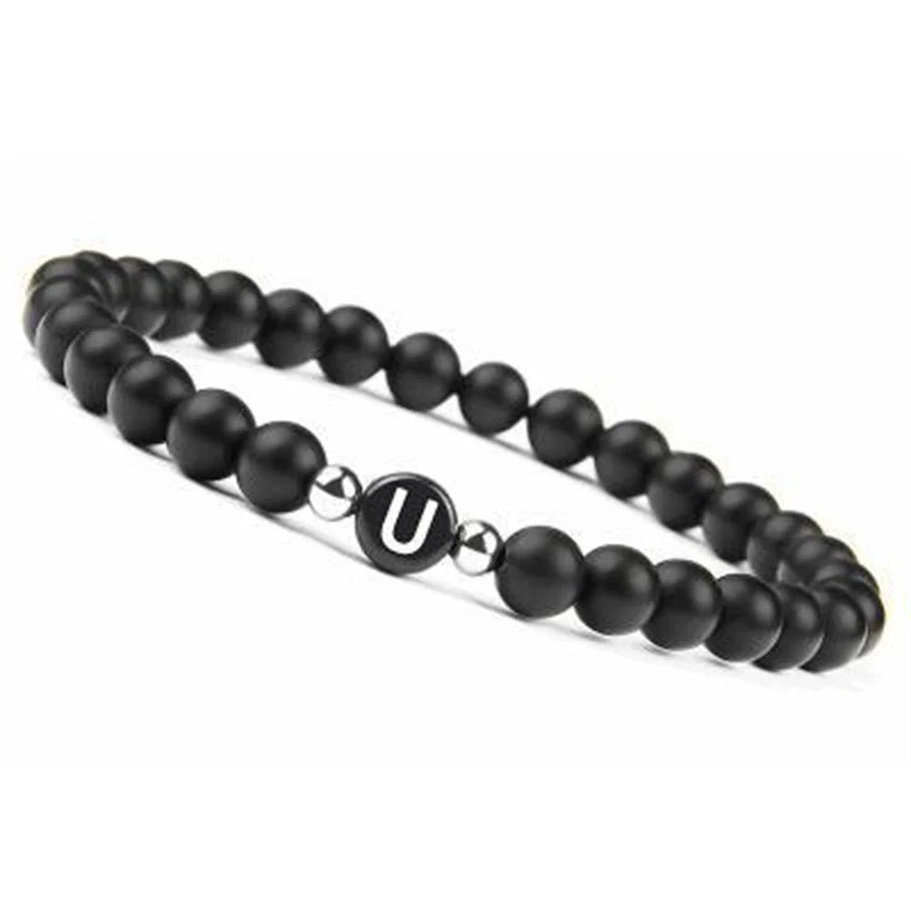 Sort armbånd med initial u