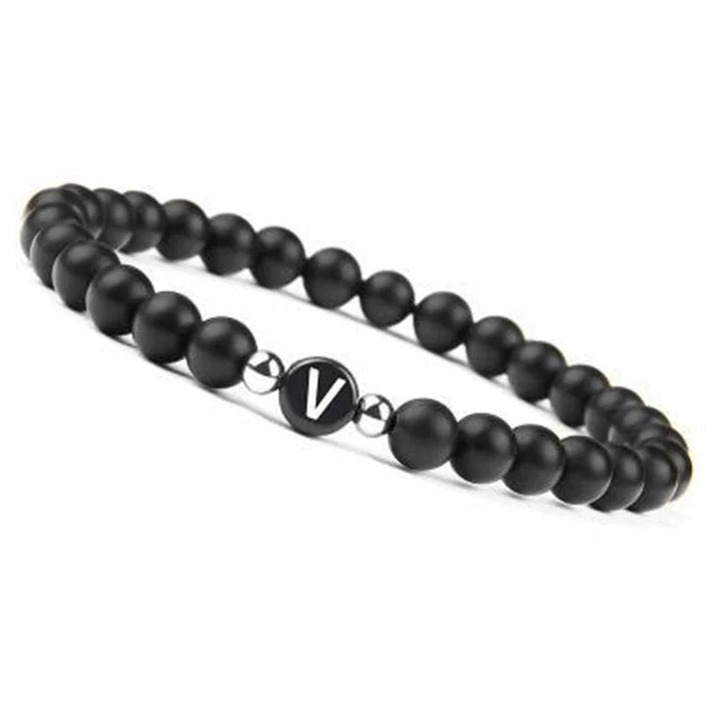 Sort armbånd med initial v