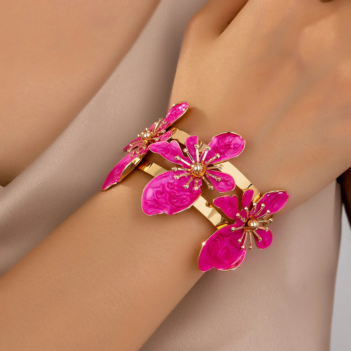 Bracelet ouvert orné de fleurs exotiques rose