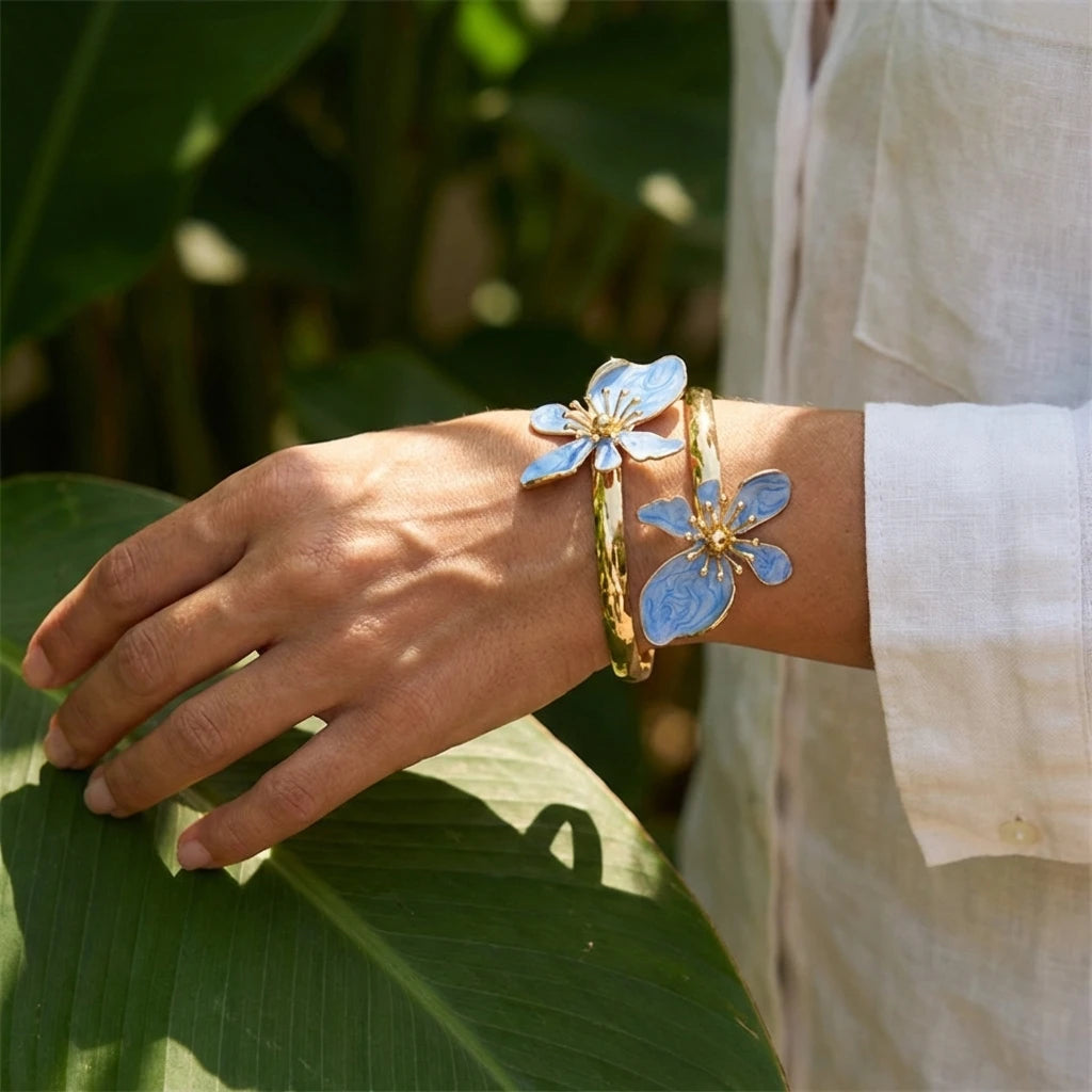Bracelet ouvert orné de fleurs exotiques bleu