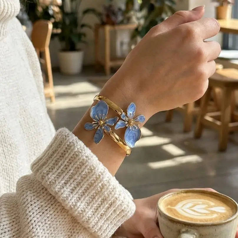 Bracelet ouvert orné de fleurs exotiques bleu