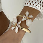 Bracelet ouvert orné de fleurs exotiques blanc