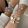 Bracelet ouvert orné de fleurs exotiques blanc