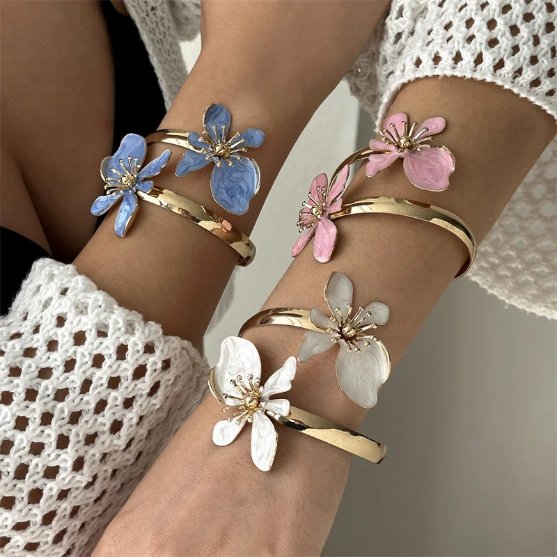 Bracelet ouvert orné de fleurs exotiques blanc