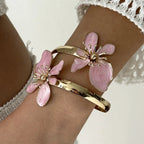 Bracelet ouvert orné de fleurs exotiques rose