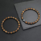 Bracciale con croce e perle effetto legno