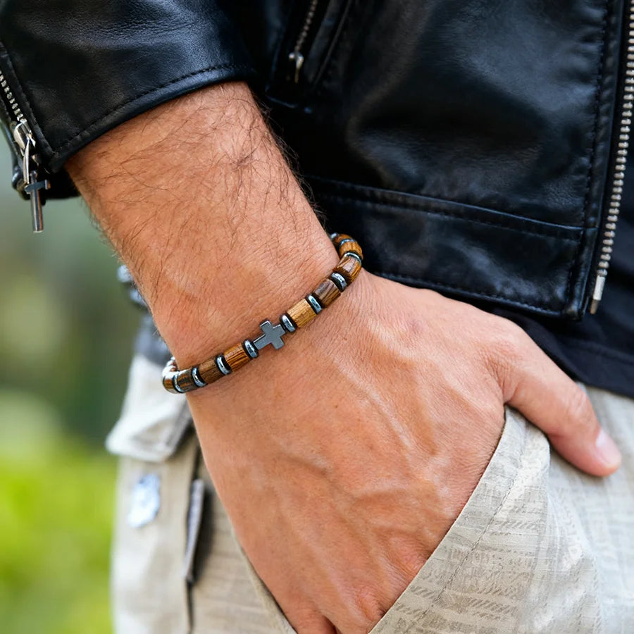 Bracciale con croce e perle effetto legno