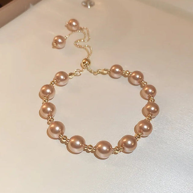 Armbånd med perler i moderne beige stil