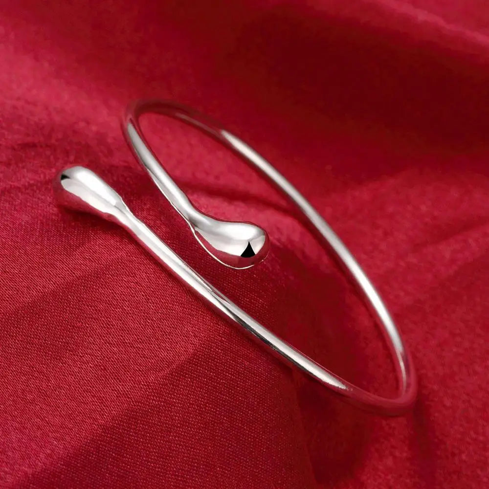 Offenes Armband mit doppeltem fließendem Wassertropfen