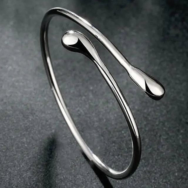 Offenes Armband mit doppeltem fließendem Wassertropfen