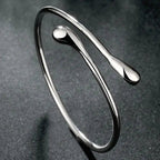Offenes Armband mit doppeltem fließendem Wassertropfen