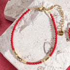 Korallenrotes und goldenes Armband
