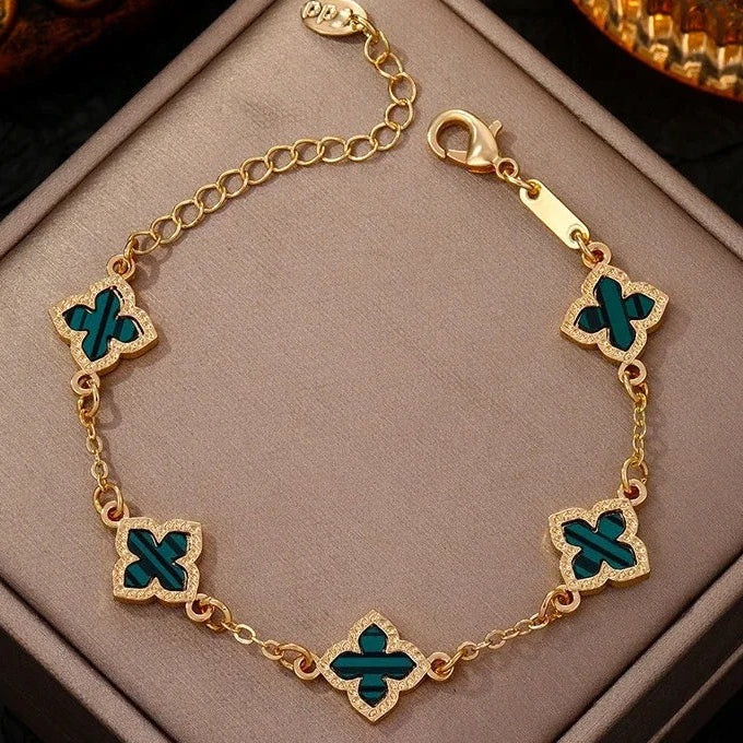 Four-leaf clover bracelet with green mother-of-pearl effect