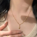 Collier Asymétrique avec Pendentif Goutte d'Eau