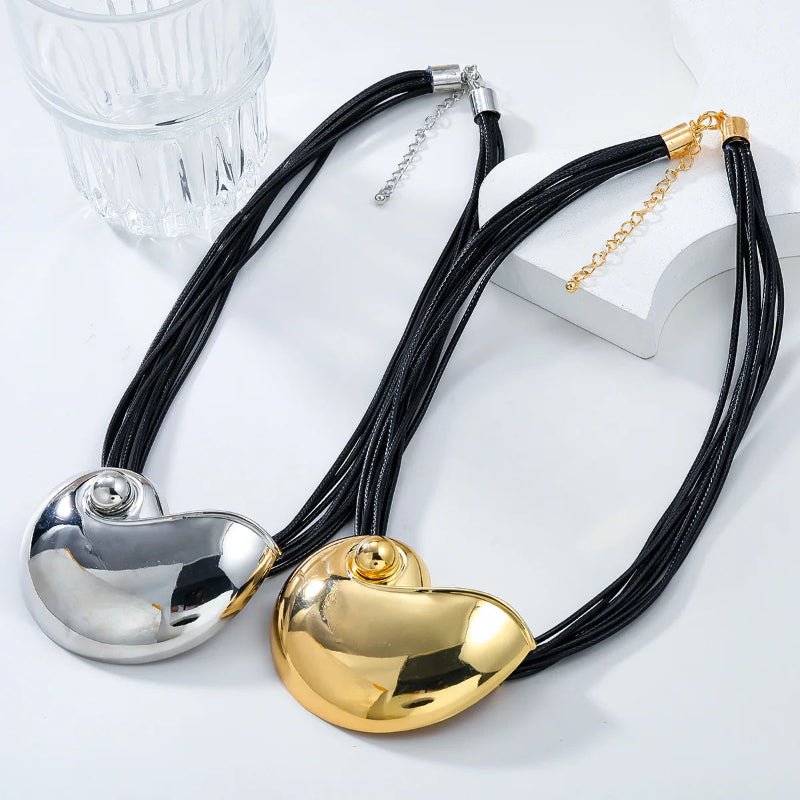 Collier avec Grand Pendentif Coquillage Escargot or