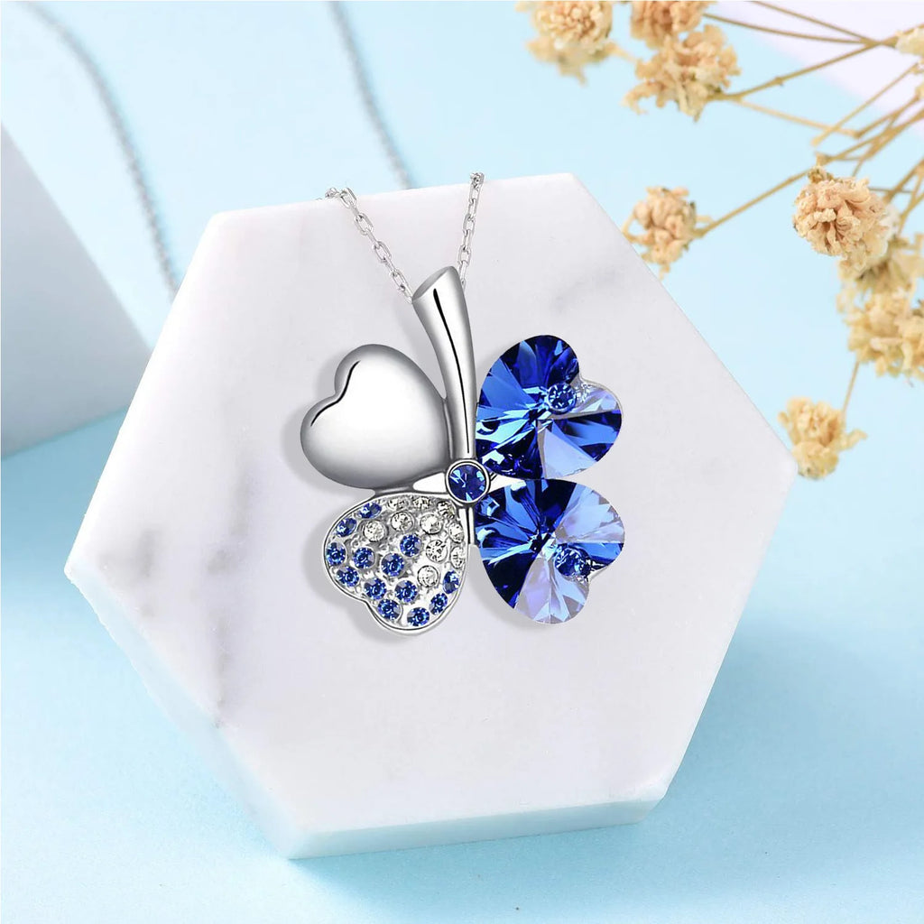 Collier avec grand pendentif trèfle à quatre coeurs en cristaux colorés bleu foncé