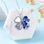 Collier avec grand pendentif trèfle à quatre coeurs en cristaux colorés bleu foncé