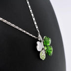 Collier avec grand pendentif trèfle à quatre coeurs en cristaux colorés vert