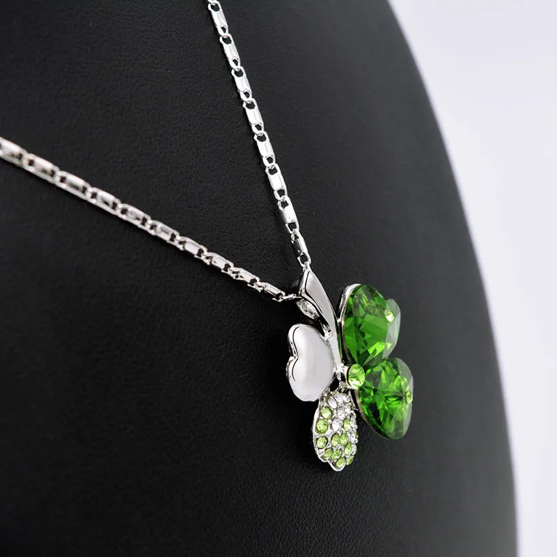 Collier avec grand pendentif trèfle à quatre coeurs en cristaux colorés vert