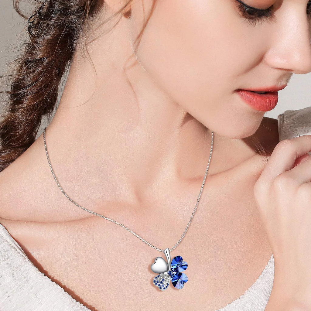 Collier avec grand pendentif trèfle à quatre coeurs en cristaux colorés bleu foncé
