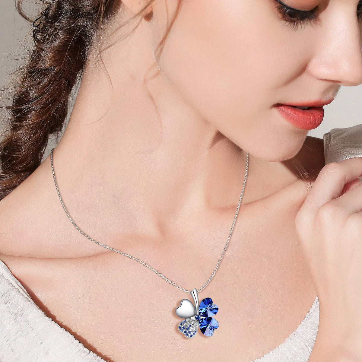 Collier avec grand pendentif trèfle à quatre coeurs en cristaux colorés bleu foncé