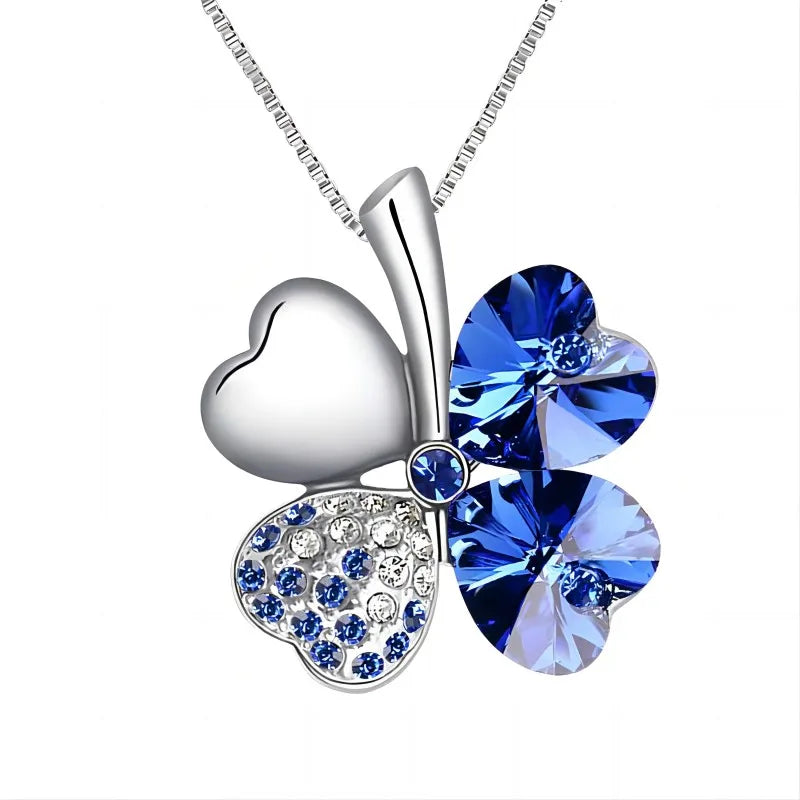 Collier avec grand pendentif trèfle à quatre coeurs en cristaux colorés bleu foncé