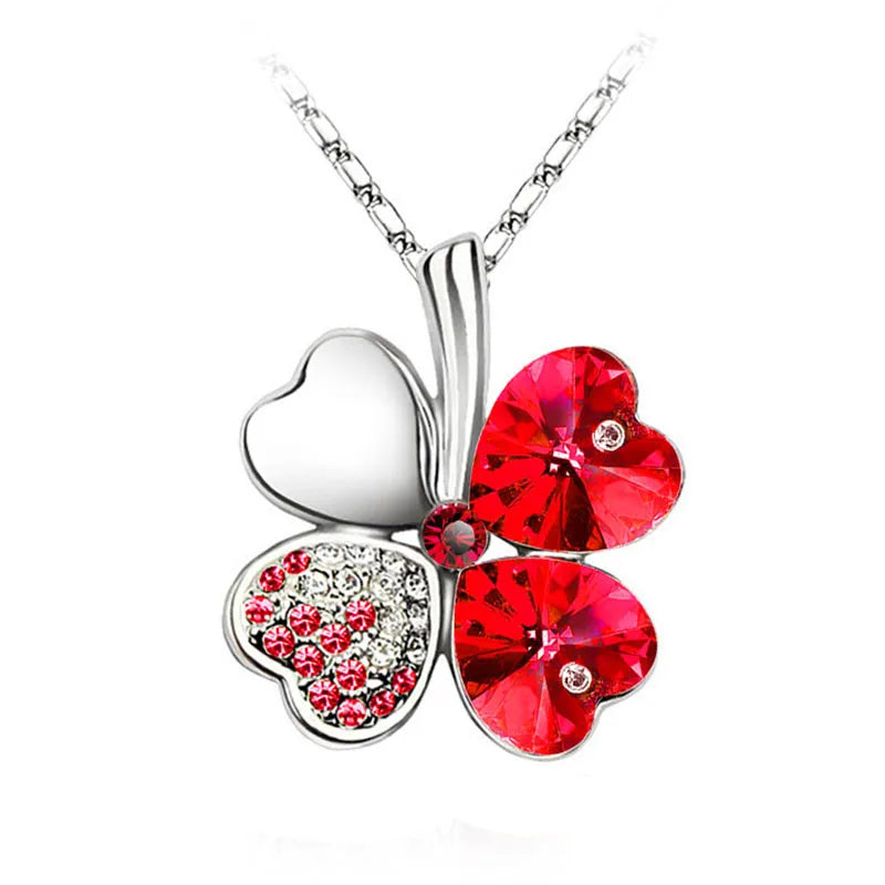 Collier avec grand pendentif trèfle à quatre coeurs en cristaux colorés rouge