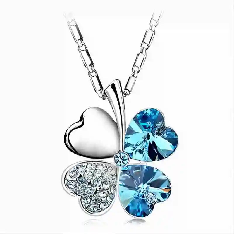 Collier avec grand pendentif trèfle à quatre coeurs en cristaux colorés bleu