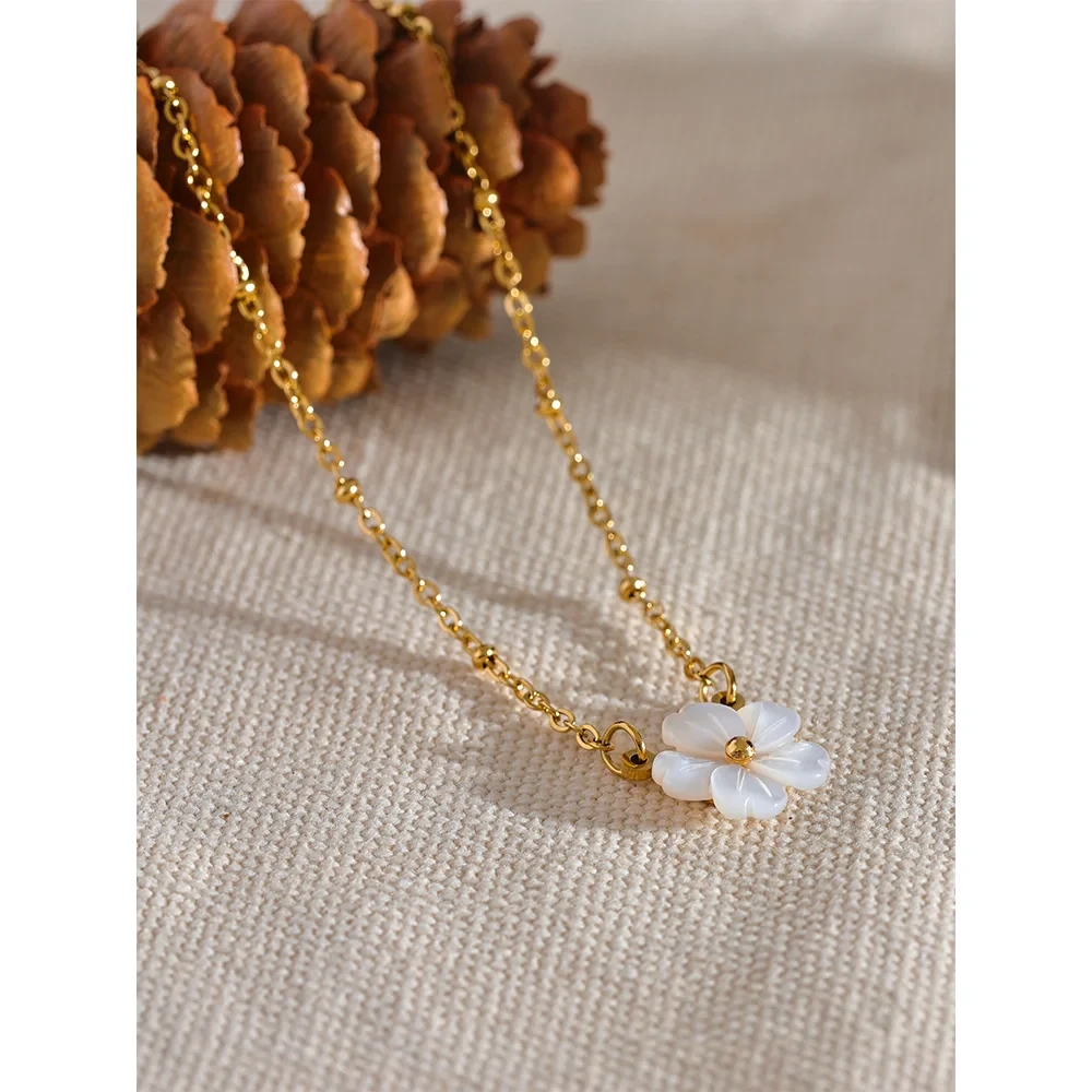 Collier avec Joli Pendentif Fleur Blanche