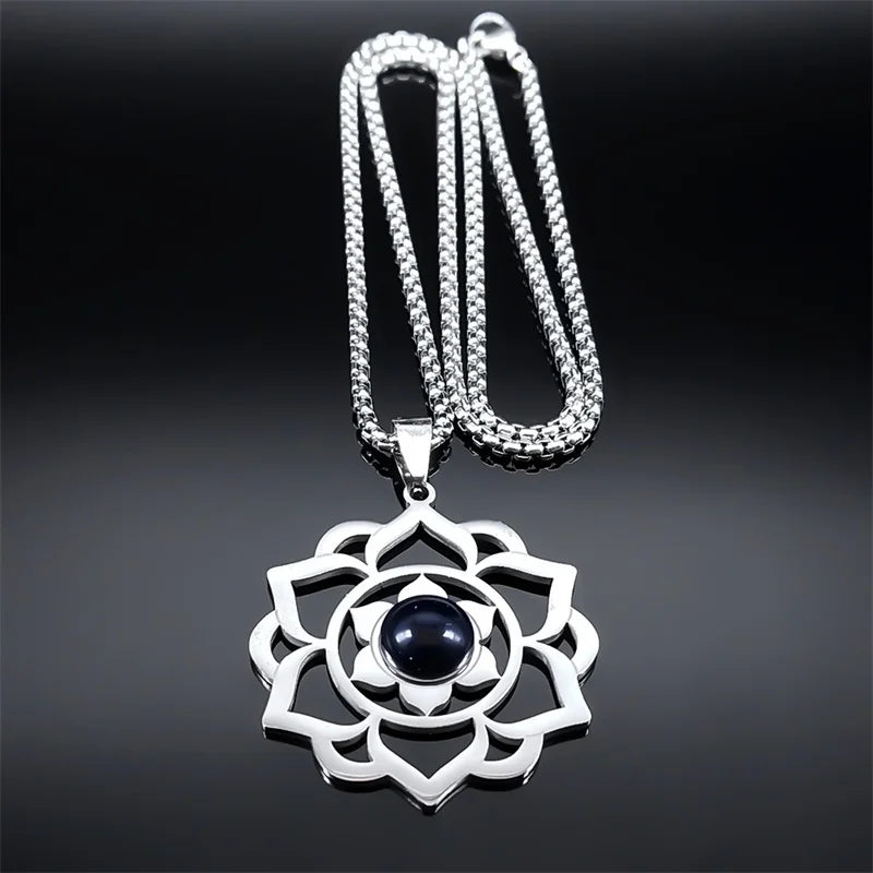 Collier avec Joli Pendentif Fleur de Lotus 
